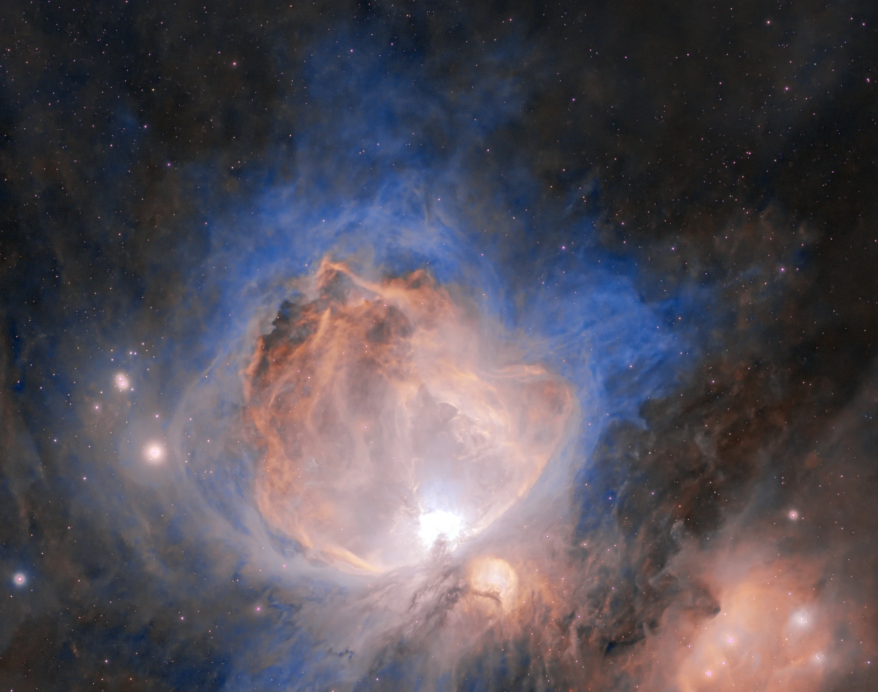 Detalle de la envoltura azul y dorada de la nebulosa de Orión